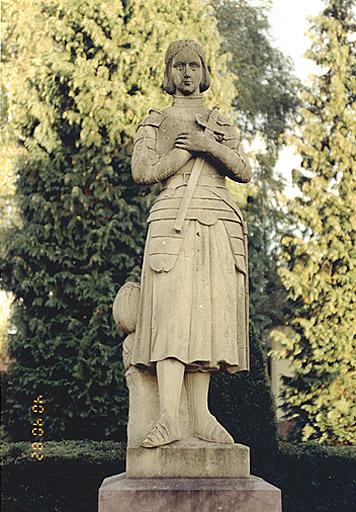 Monument aux morts : vue d'ensemble de face de la statue de Jeanne d'Arc.