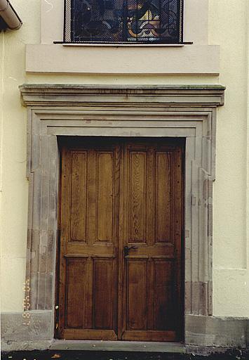 Vue de la porte latérale à crossettes ouvrant sur collatéral nord.