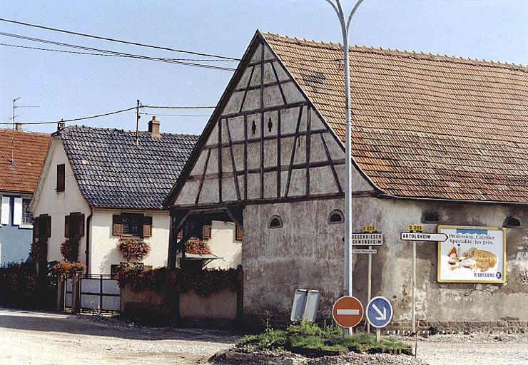 Vue du logis et de l'étable de la ferme No 2, rue Principale.
