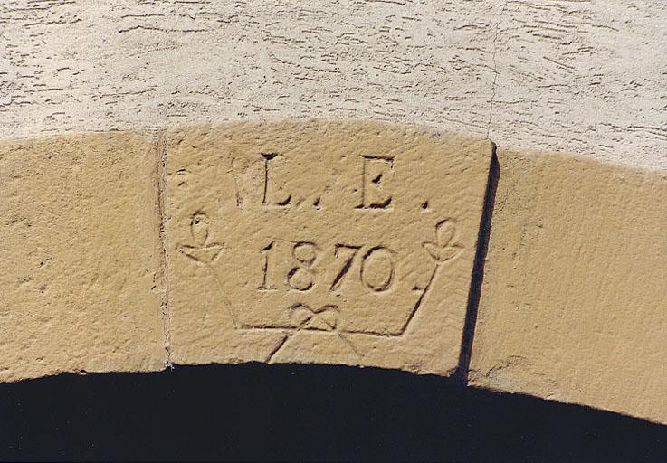 Vue de la clef de cintre du portail charretier de la ferme No 1, 3, rue Principale.