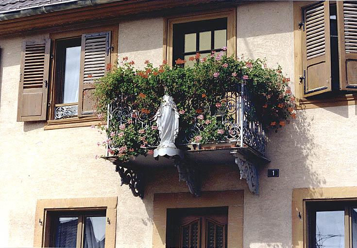 Vue du balcon en encorbellement sur rue de la ferme No 1, 3, rue Principale.