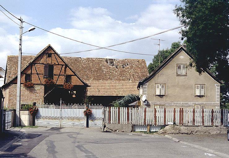 Vue d'ensemble de la ferme No 23, rue Principale.