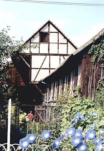 Vue du séchoir et de l'étable-fenil de la ferme No 25, rue Principale.