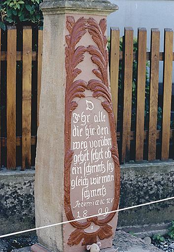 Détail de la base de la croix de chemin C.