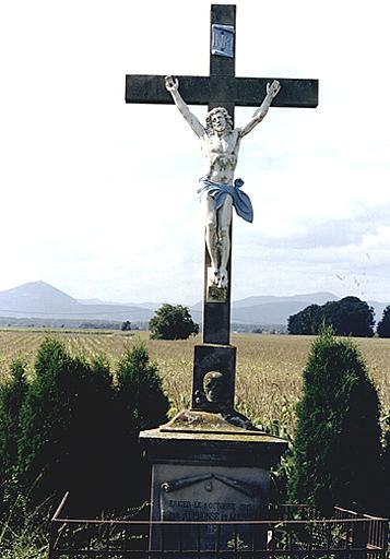 Vue d'ensemble de face de la croix de chemin D.