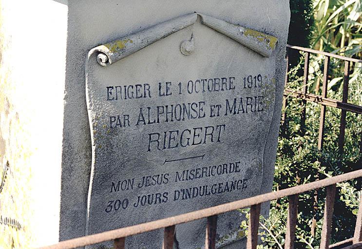 Détail de la base de la croix de chemin D, avec l'inscription.