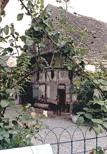 Vue du décor peint sur le mur pignon de la maison No 7, rue du Moulin.