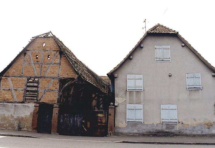 Ferme : vue du pignon sur rue du logis et du hangar-fenil.