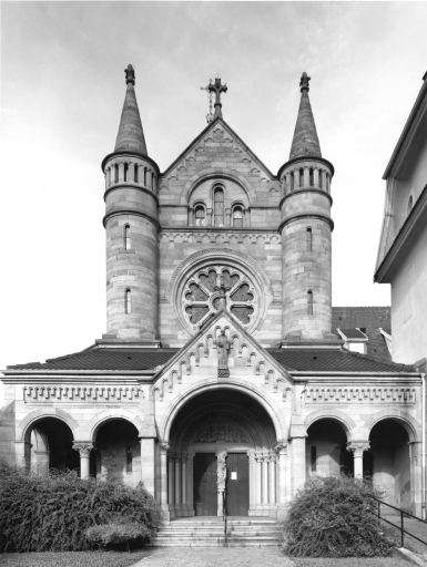 Façade ouest de l'église.