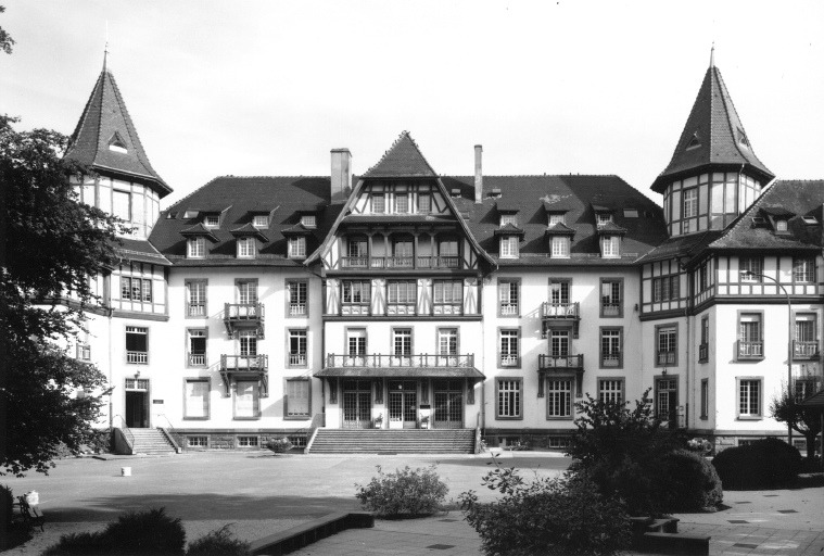 Vue d'ensemble de la façade.