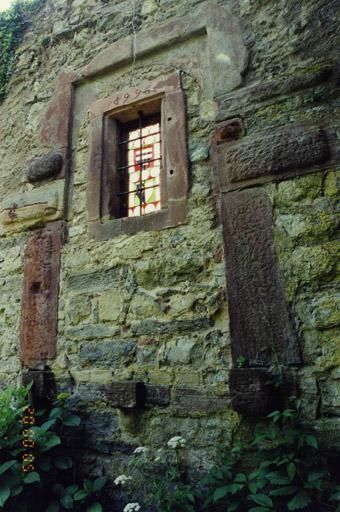 Logis, mur nord, porte primitive, murée