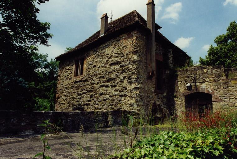 Logis, tour nord-ouest, vue depuis sud-est (au 1er plan, couverture du sous-sol conservé).