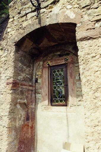 Logis, mur nord, vue de la porte primitive depuis l'intérieur.