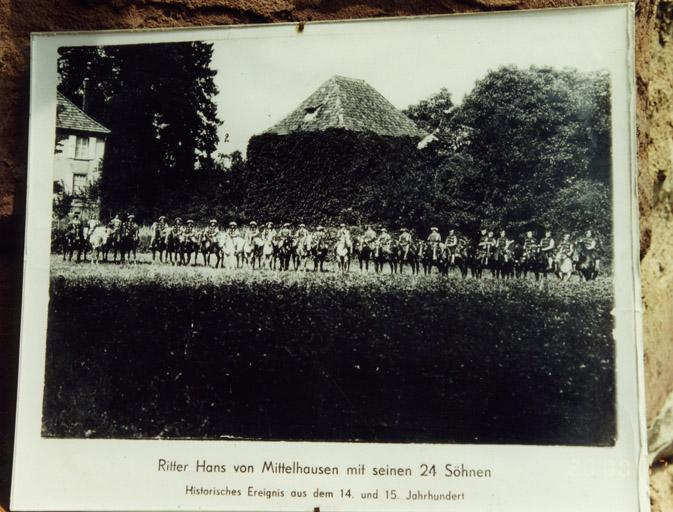 Le château vu du sud-ouest, lors de la reconstitution d'une scène historique. Reproduction d'une photographie ancienne (propriété privée).