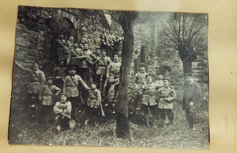 Le mur nord du logis, lors d'une réunion de soldats vers 1913. Reproduction d'une photographie ancienne (propriété privée).