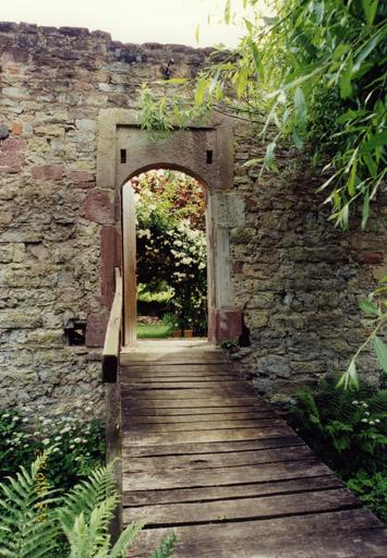 Logis, mur percé d'une porte munie autrefois d'un pont-levis.