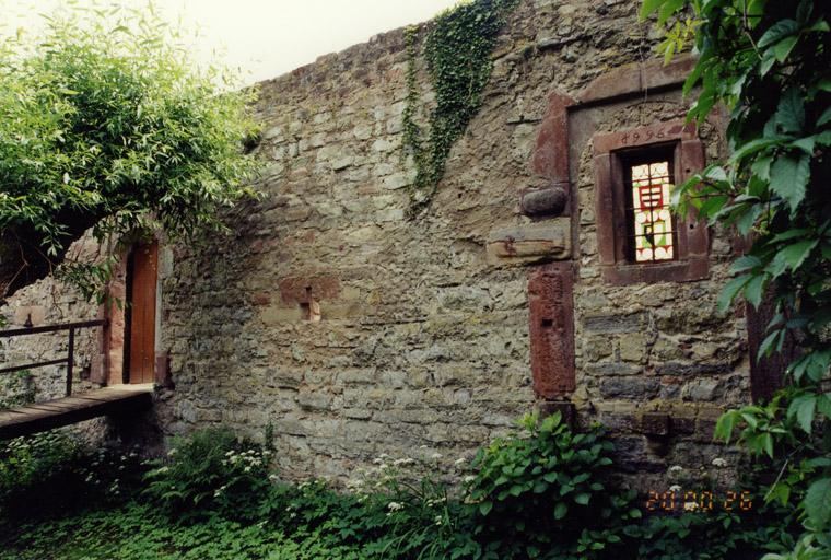 Logis, mur nord, portes donnant accès à l'intérieur.