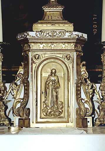 Vue d'ensemble de face d'un tabernacle.