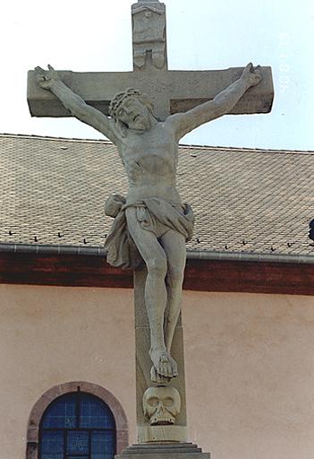 Vue du Christ en croix de face.