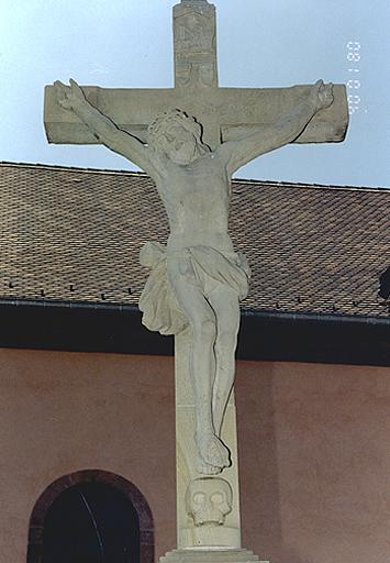 Vue du Christ en croix de face.