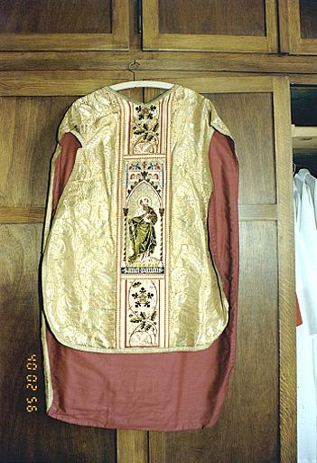 Vue d'ensemble de la face antérieure d'une chasuble.