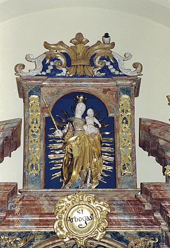 Vue d'ensemble : niche du couronnement et statue de la Vierge à l'Enfant.