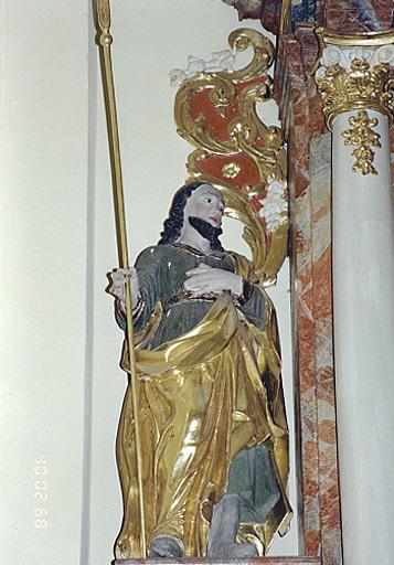 Vue d'ensemble d'une statue de saint Wendelin.