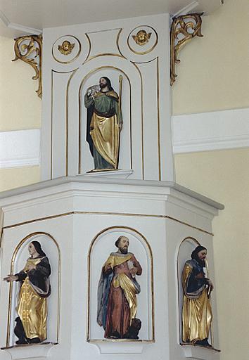 Détail de la cuve et des statues de saints Jean, Marc et Matthieu et du relief du Bon Pasteur.