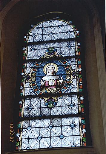 Vue d'ensemble d'une verrière : Sacré coeur de la Vierge.