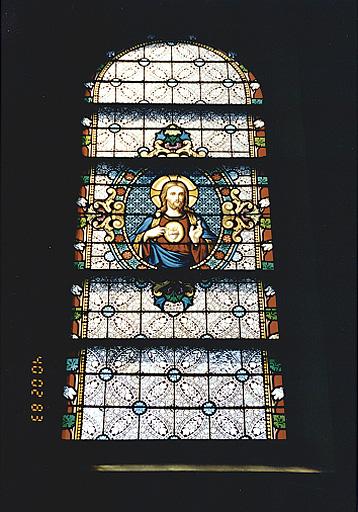 Vue d'ensemble d'une verrière : Sacré coeur de Jésus.