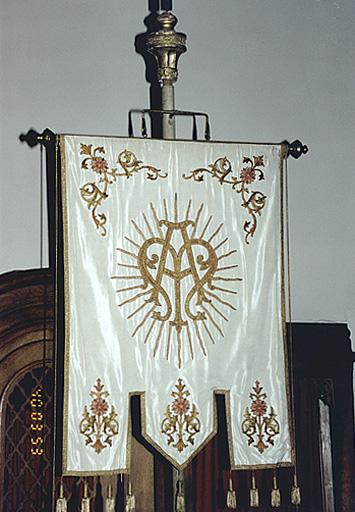 Bannière No 2 (d'un ensemble de 2), de la Vierge : vue d'ensemble.