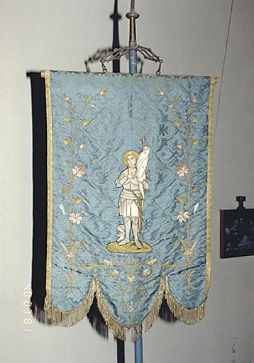 Bannière No 1 (d'un ensemble de 2), de l'Enfant Jésus et de Jeanne d'Arc : vue d'ensemble du côté figurant Jeanne d'Arc.