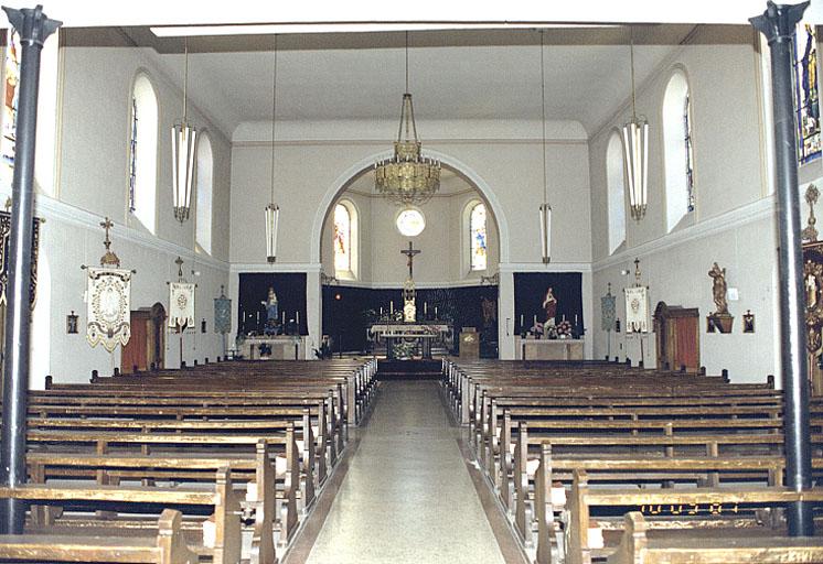 Vue intérieure de la nef et du choeur.