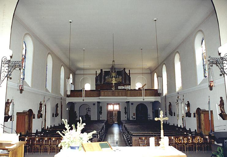 Vue intérieure de la nef et de la tribune d'orgue.