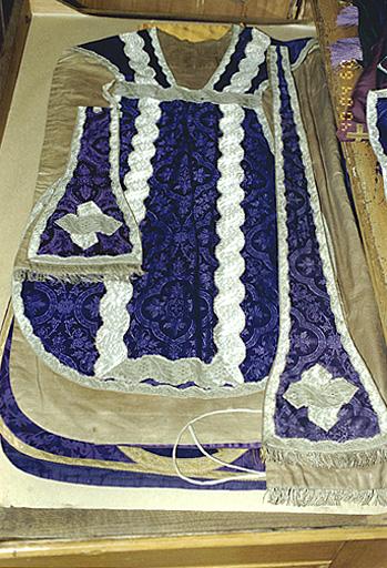 Chasuble, étole, manipule, voile de calice (ornement violet)