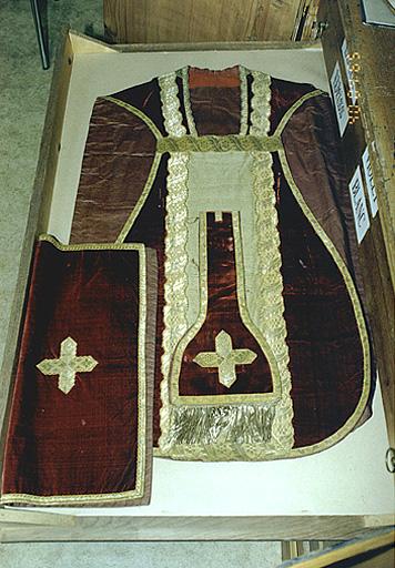 Chasuble, manipule, voile de calice, 2 dalmatiques (ornement rouge)