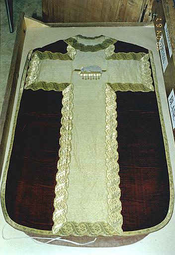 Vue d'ensemble du revers de la chasuble.