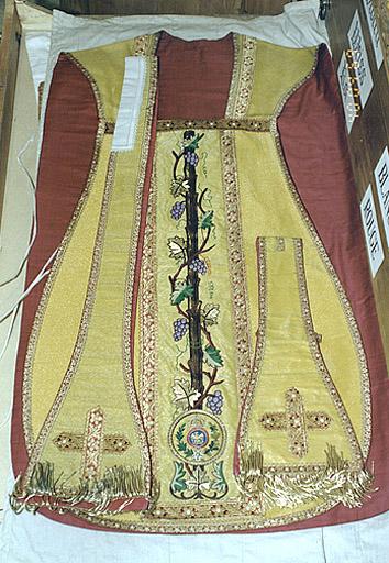 Vue d'ensemble de la chasuble, de l'étole et de la manipule.