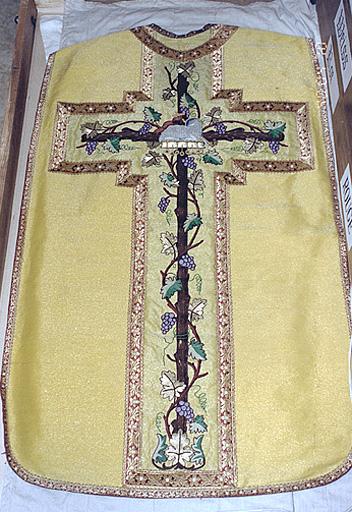 Chasuble, étole, manipule, voile de calice (ornement doré)