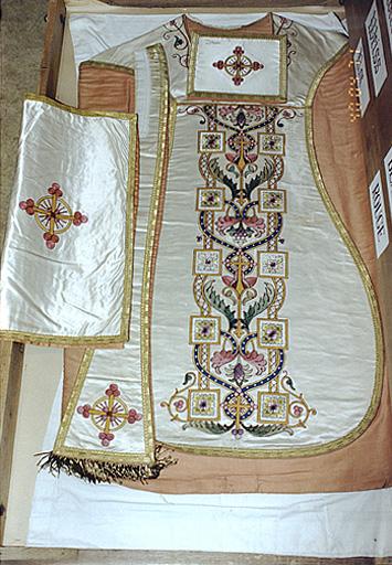 Chasuble, étole, voile de calice, bourse de corporal (ornement blanc)