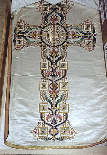 Vue d'ensemble du revers de la chasuble.