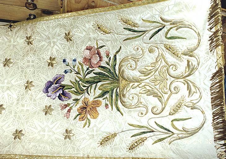 Détail d'un bouquet à l'extrémité du tapis.