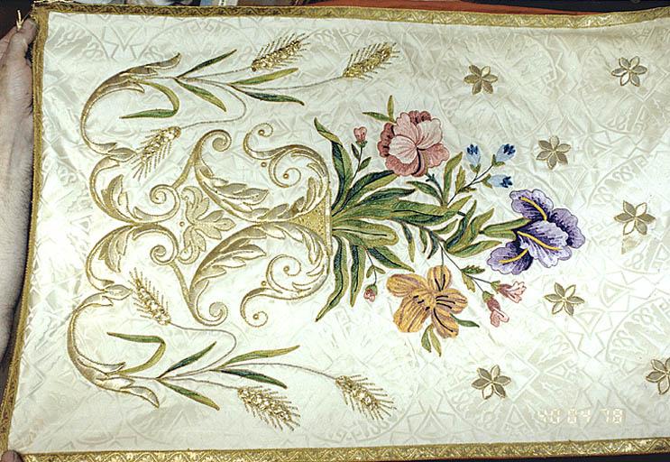 Détail d'un bouquet à l'extrémité du tapis.