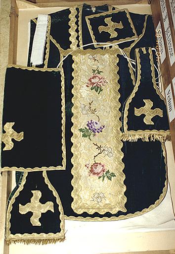 Chasuble, étole, manipule, voile de calice, bourse de corporal (ornement vert)