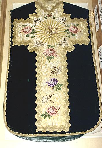 Vue d'ensemble du revers de la chasuble.