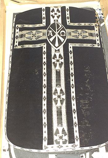 Ornement noir : vue d'ensemble de la face postérieure de la chasuble.