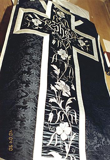 Ornement noir : vue d'ensemble de la face postérieure de la chasuble.