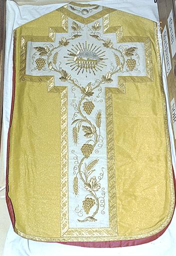 Chasuble, étole, manipule, voile de calice, bourse de corporal (ornement doré)