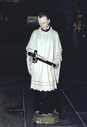 Vue d'ensemble d'une statue de saint Louis de Gonzague.