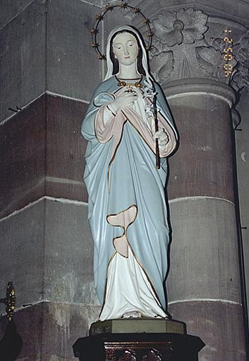 Vue d'ensemble d'une statue du sacré coeur de la Vierge.